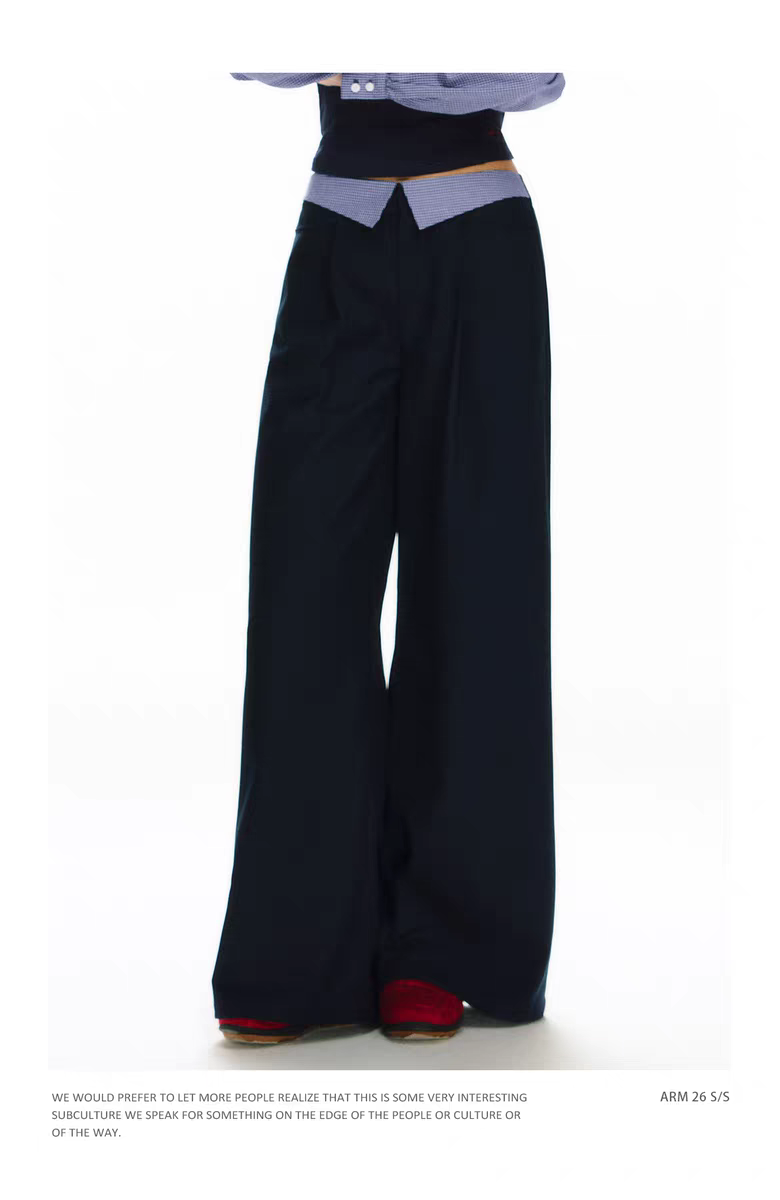 Темно-синий костюм с открытыми плечами - брюки детальное фото 8