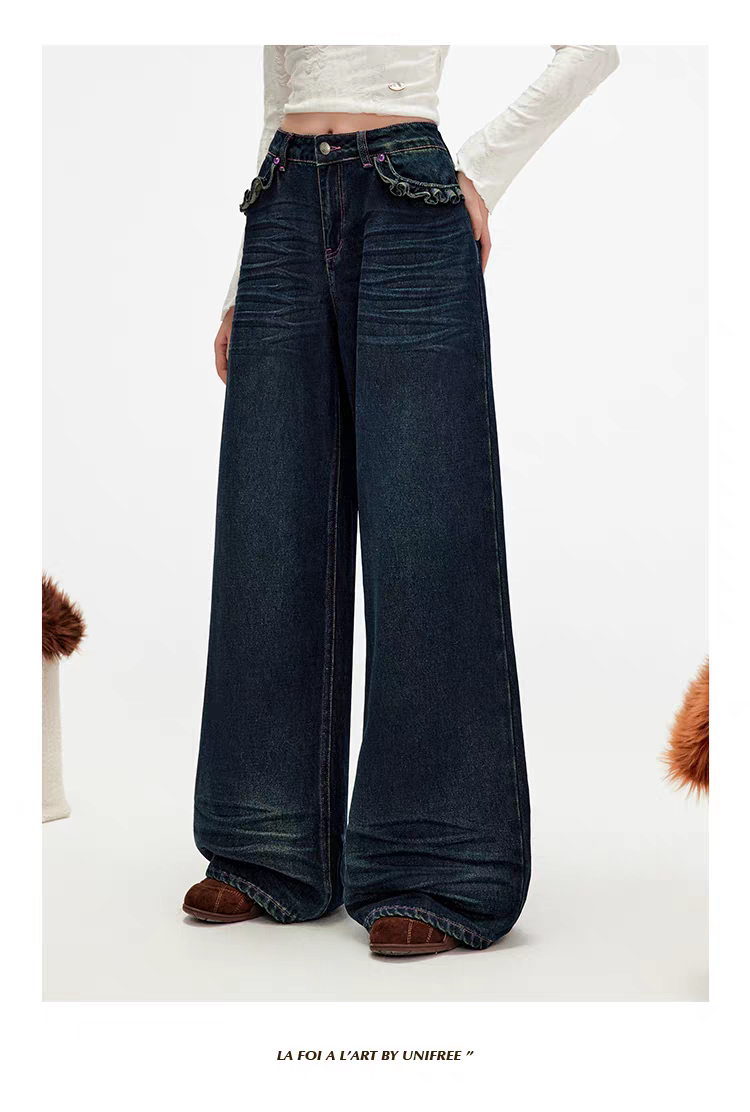 Синие джинсы с вышивкой и рюшами детальное фото 12