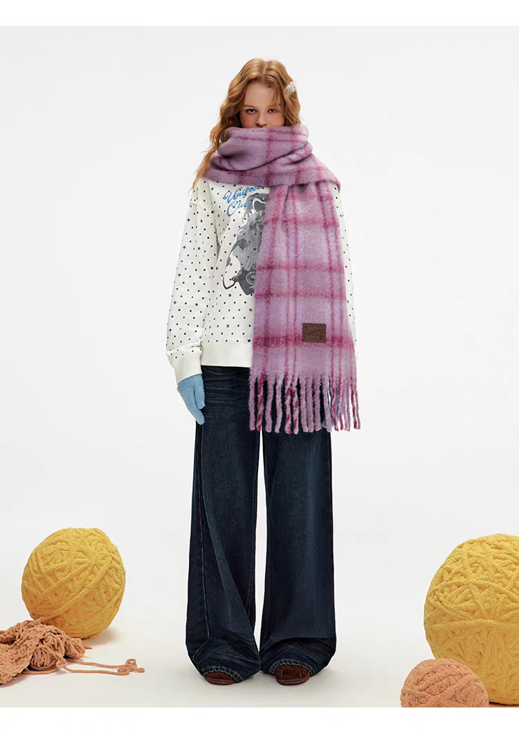 Синие джинсы с вышивкой и рюшами детальное фото 13