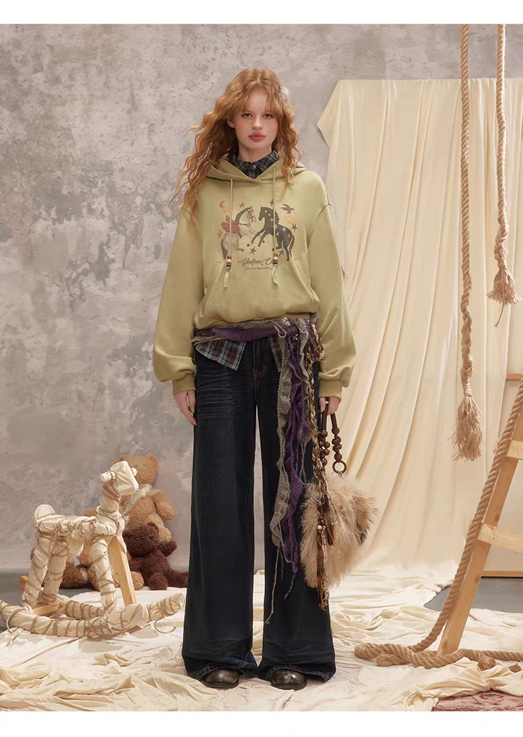 Синие джинсы с вышивкой и рюшами детальное фото 15