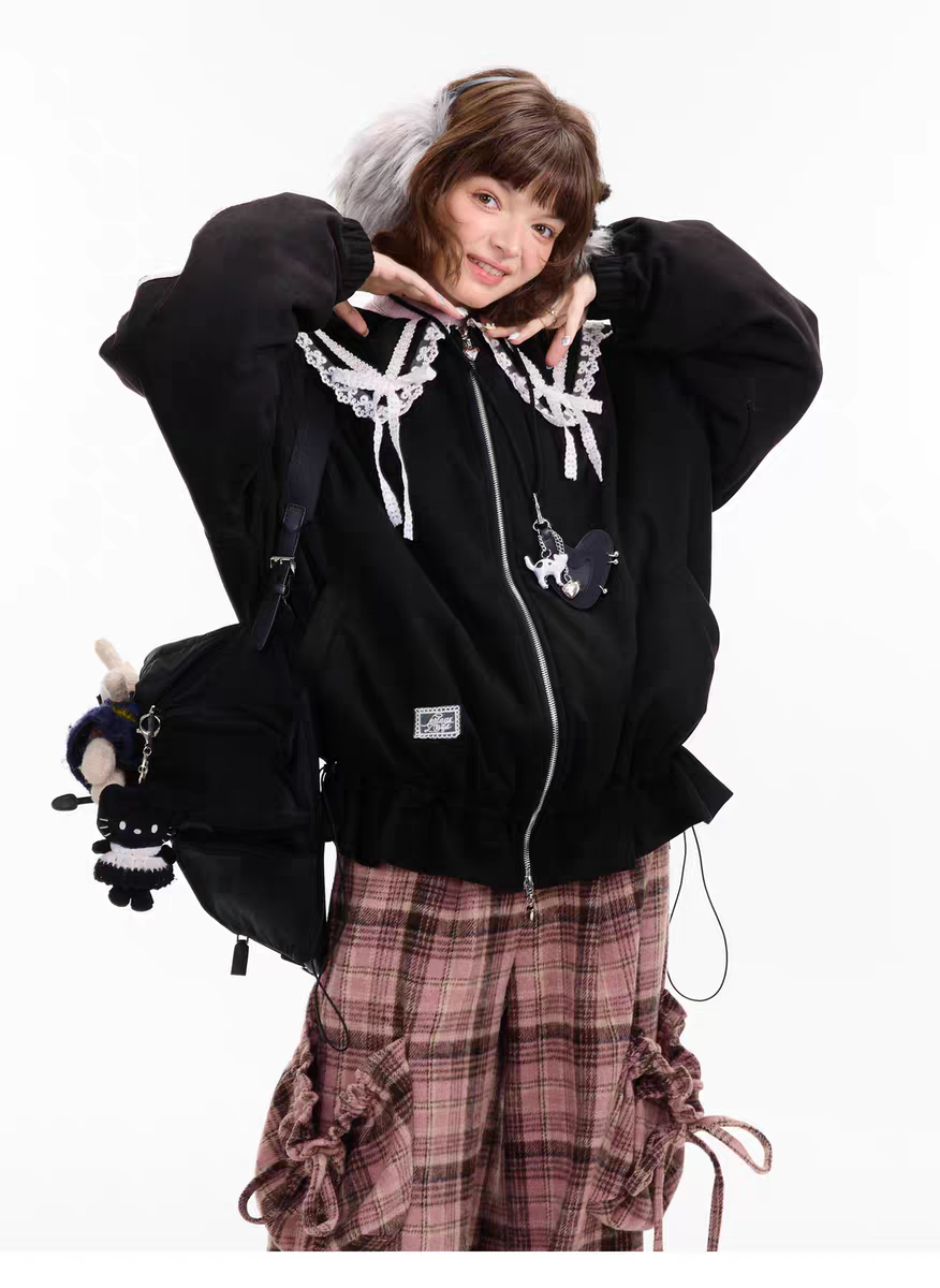 Пуховик с кружевом и матросским воротником детальное фото 4